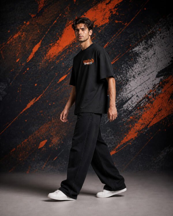 United Brooklyn Graphic T-Shirt BLACK (OVERSIZED) side United Brooklyn Graphic T-Shirt BLACK (OVERSIZED) side view worn by model
